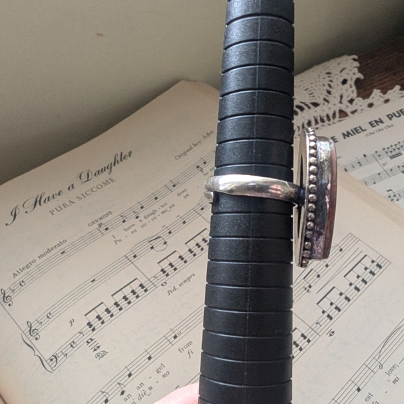 Unique Stone Ring with Beaded Edge Adjustable - Picture 4 of 6